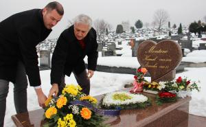 Foto: Grad Sarajevo / Milan Trivić danas je obišao i položio cvijeće na grob legendarnog Kemala Montena